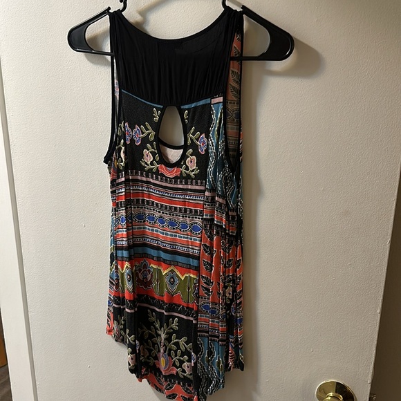 Patterned Tank Top - Picture 2 of 5